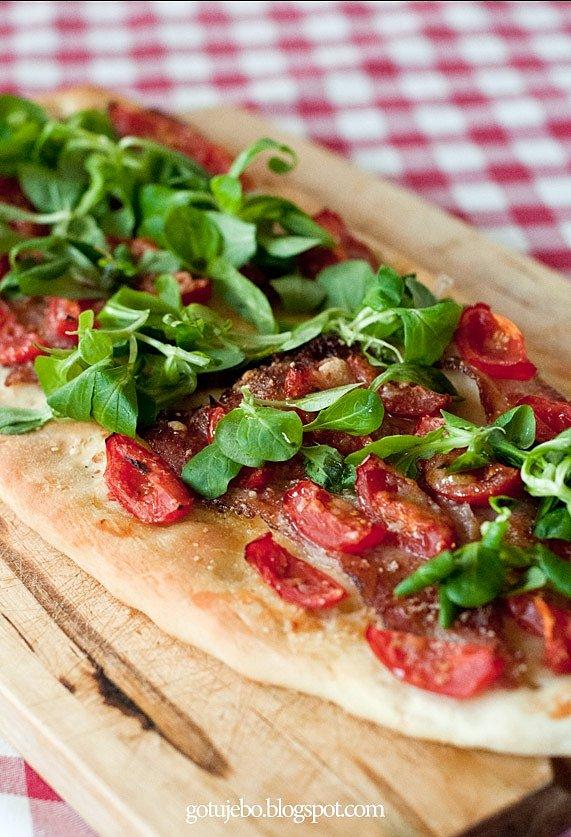 Pizza bianca z pomidorkami cherry i boczkiem