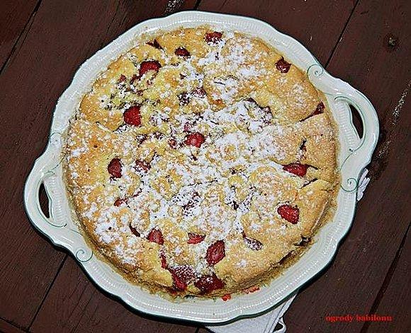 Ciasto z truskawkami i rabarbarem