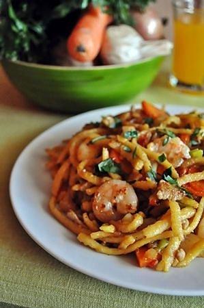 Bami Goreng - indonezyjski makaron z warzywami i mięsem