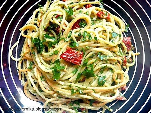 Spaghetti z pesto z zielonej pietruszki i orzechów laskowych