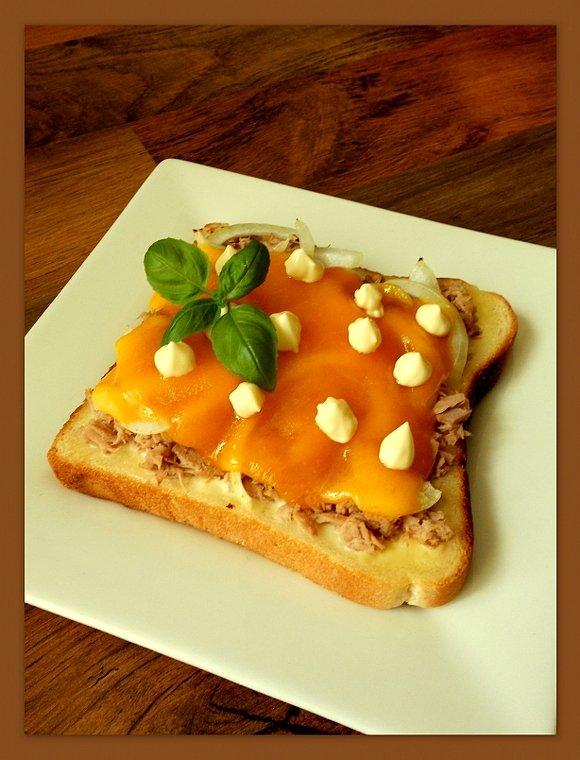 Tuna melt tosta z tuńczykiem i serem żółtym