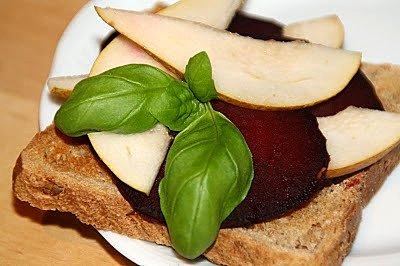 Tost z pieczonym burakiem i gruszką na pełnoziarnistym chlebie