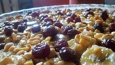 Krucha tarta z karmelem, orzechami, bananami i żurawiną