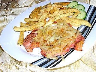 Karczek z grillowanej patelni z cebulką i frytki z oregano