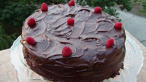 Tort czekoladowy z malinami