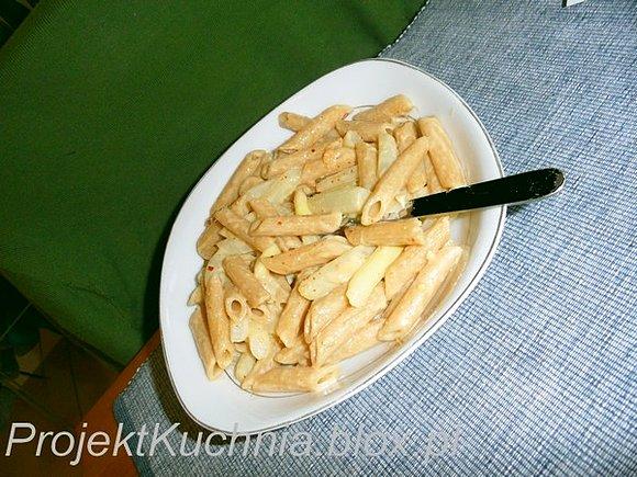 Makaron ze szparagami i sosem z orzeszków ziemnych