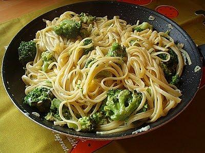 Linguine z brokułami i serem z niebieską pleśnią
