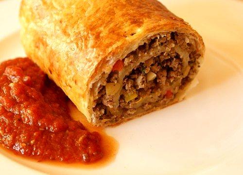 Włoska roladka z mięsa mielonego i papryki