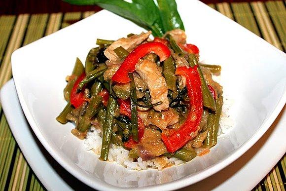Curry z wieprzowiną szpinakiem wodnym bakłażanem i fasolką szparagową