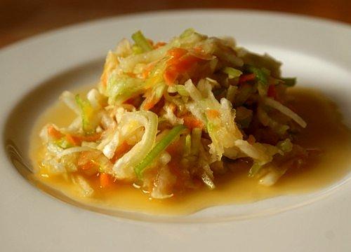 Miodowa kalarepka w surówce