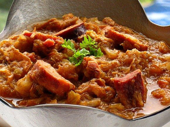 Bigos - tradycyjny polski gulasz z kapusty i kiełbasy