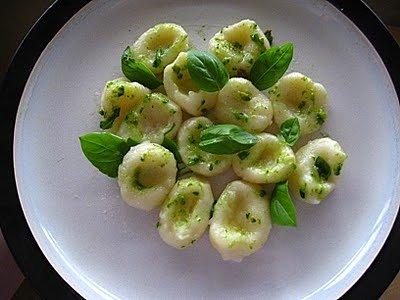 Gnocchi z pesto rukolowo-bazyliowo-pistacjowym