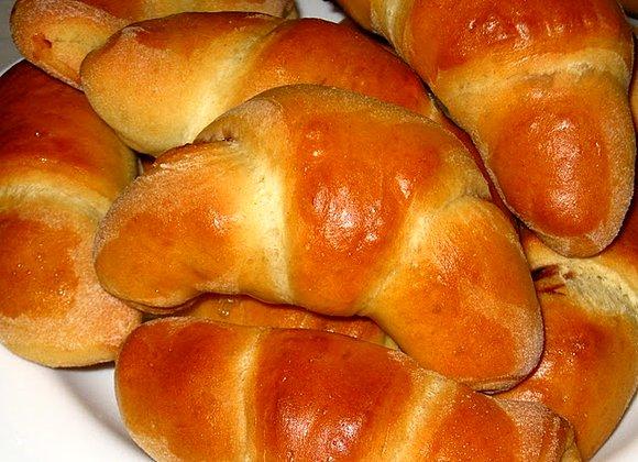 Rogaliki drożdżowe z powidłami śliwkowymi