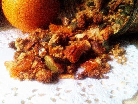 Granola z orzeszkami pistacjowymi i morelami