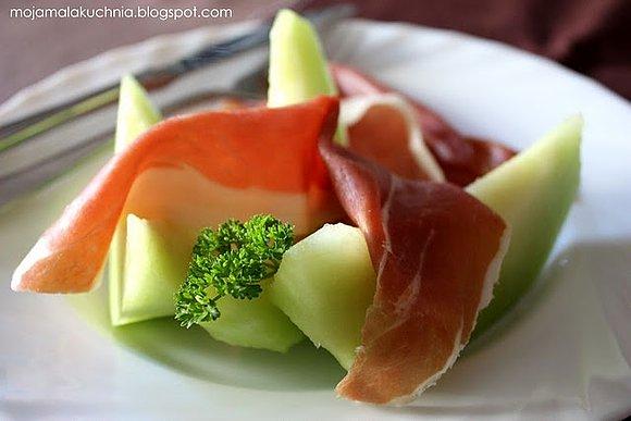 Melon z szynką parmeńską Klasyczna przystawka kuchni włoskiej