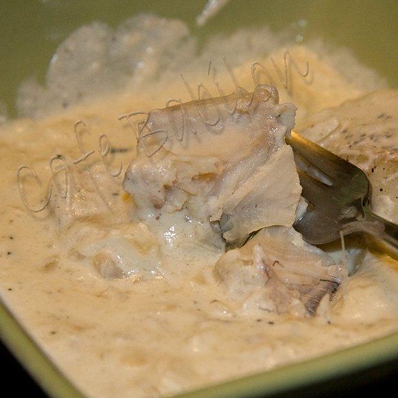 Szczupak w sosie śmietanowo-cebulowym