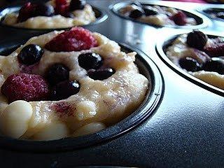 Muffiny z białą czekoladą, jagodami i malinami