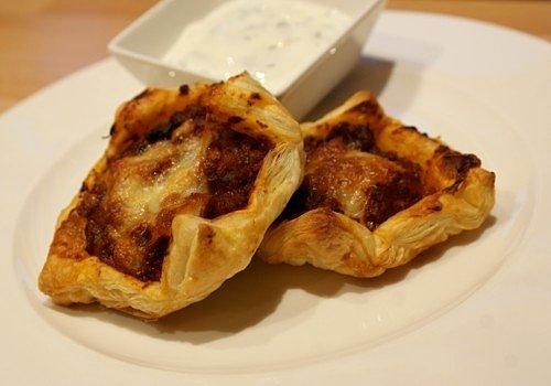 Smakowite koszyczki z mięsem i sosem czosnkowym