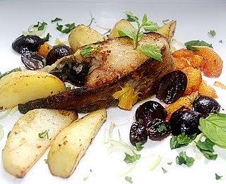 Halibut z owocami, pomarańczą i winogronami