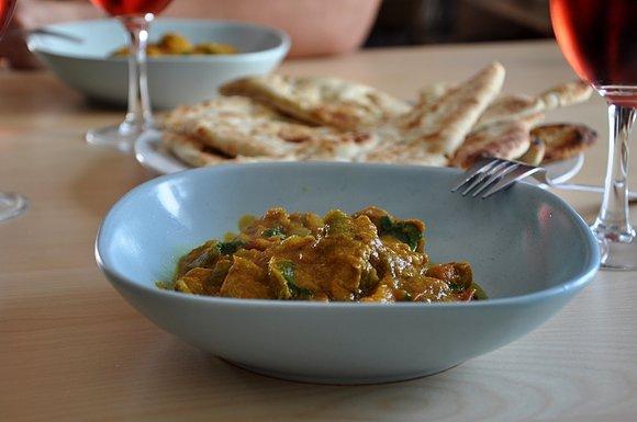 Specjalny gość i kurczak jalfrezi