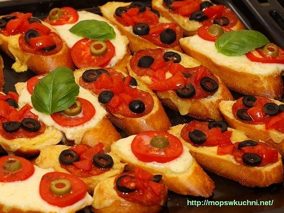 Włoskie antipasti z czosnkowymi grzankami, mozzarellą i salami