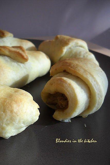 Drożdżowe paszteciki ze szpinakiem i mięsem