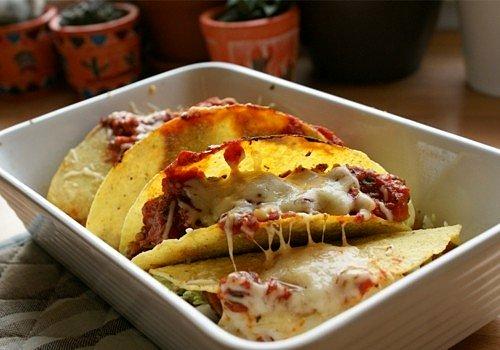 Tacos z kurczakiem i zasmażaną czarną fasolą