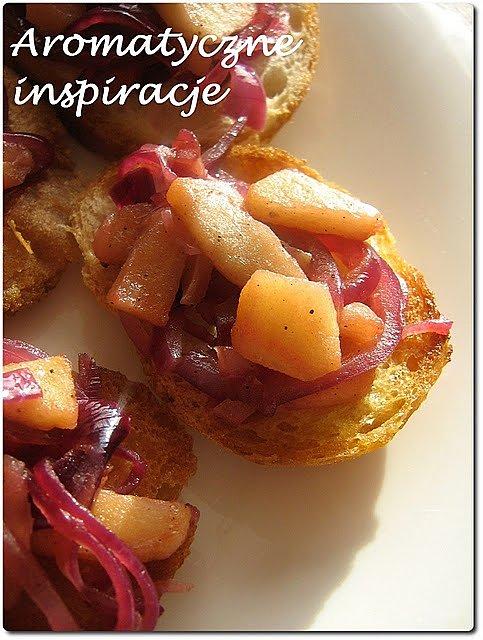Crostini z jabłkiem i czerwoną cebulą