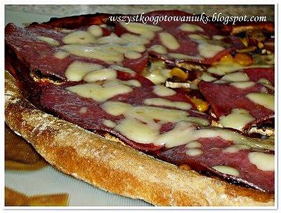 Pizza z sosem pomidorowym, pieczarkami i salami
