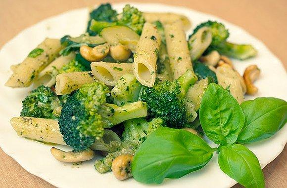 Zielone pesto alla genovese z bazylii i orzechów nerkowca