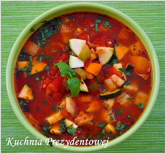 Minestrone z pomidorów i warzyw