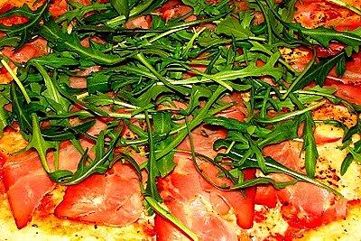 Pizza z szynką parmeńską i rukolą