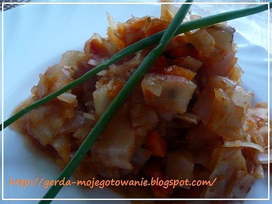 Tuszona kapusta z marchewką i pomidorami