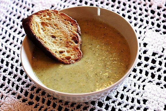 Zupa krem brokułowo-jarmużowa z ricottą