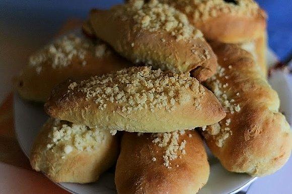 Drożdżowe bułeczki z wiśniowym nadzieniem