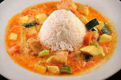 Kurczak z warzywami w czerwonym curry