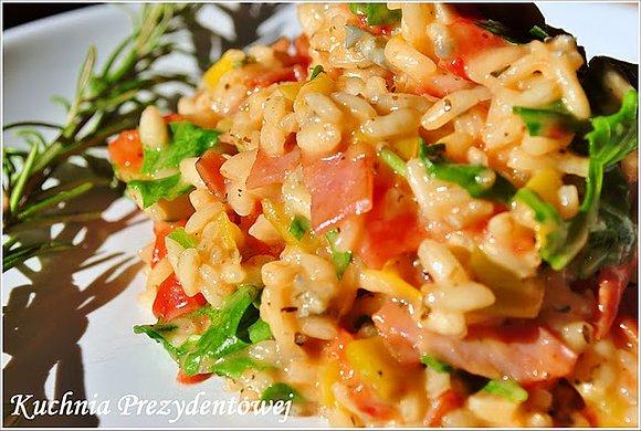 Risotto z szynką, pomidorami, rukolą i rozmarynem