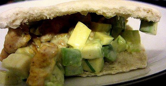 Pita z kurczakiem i awokado w sosie jogurtowym