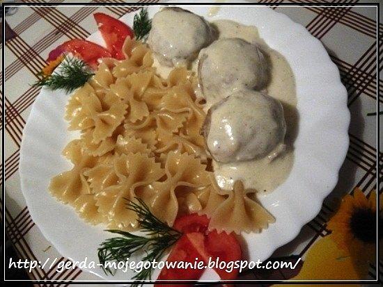 Куриные тефтели с макаронами в сметанном соусе