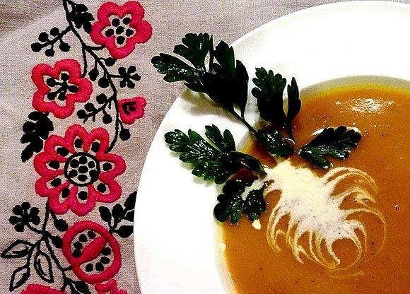 Pikantna zupa dyniowa z masłem orzechowym