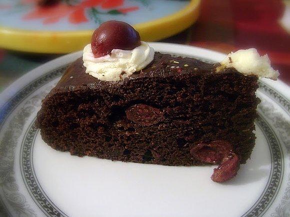 Czekoladowy tort z wiśniami i cukinią