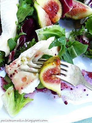 Sałatka z figami, serem camembert i malinowym dressingiem