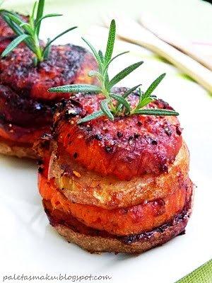 Słodko-pikantne piramidki ziemniaczane bbq z koperkową sałatką
