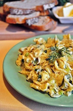 Jajecznica z listkami curry