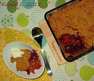 Flapjack crumble z płatkami owsianymi i owocami na ciepło