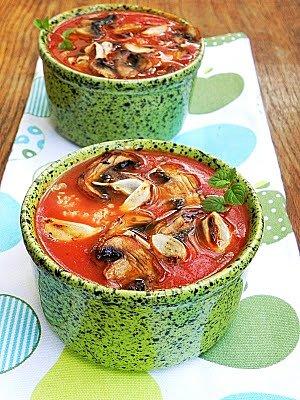 Pomidorowa z grillowanymi pieczarkami i quinoa