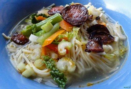 Chow mein z warzywnym wywarem i chorizo