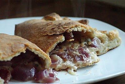 Calzone z mozzarellą salami kaparami i cebulą