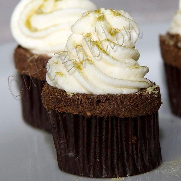 Muffinki czekoladowe z bitą śmietaną i herbatą matcha