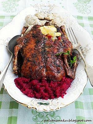 Pieczona kaczka faszerowana jabłkami i żurawiną